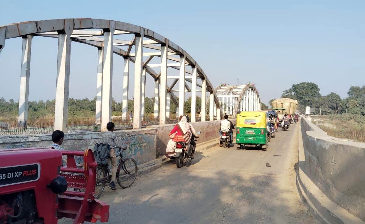 The construction of the Noorpur bridge on the Sharda Canal is slow, causing inconvenience to commuters.
