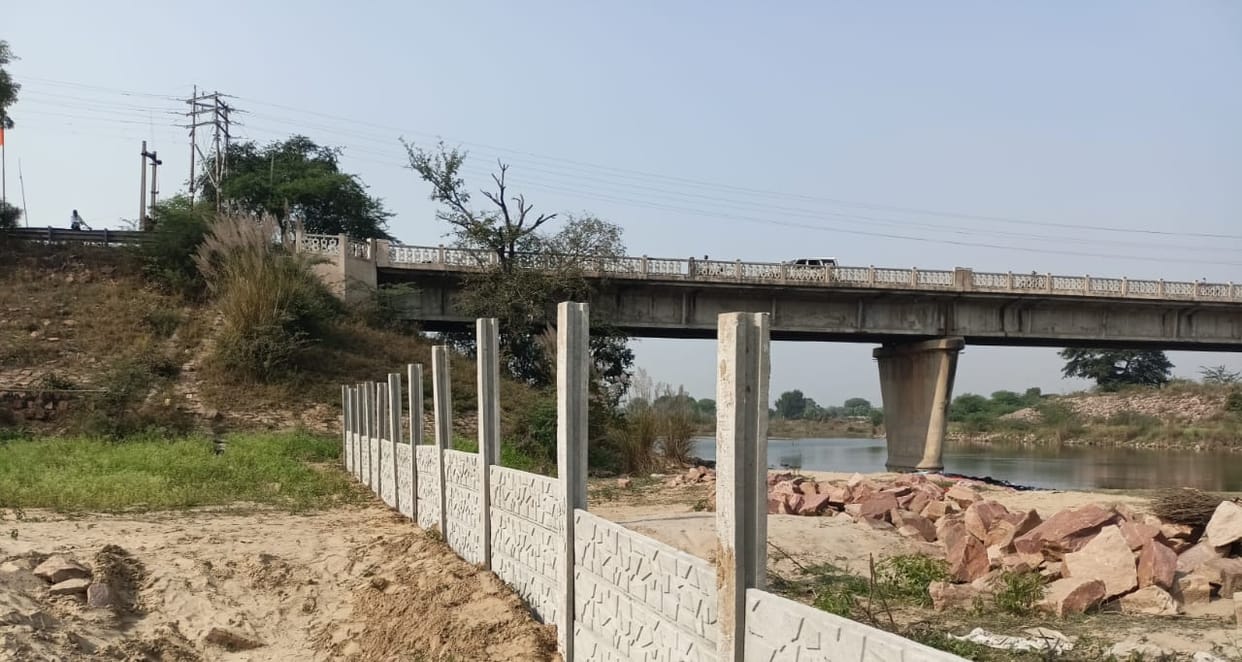 The administration again stopped the construction of the boundary wall in the Utangan river area.