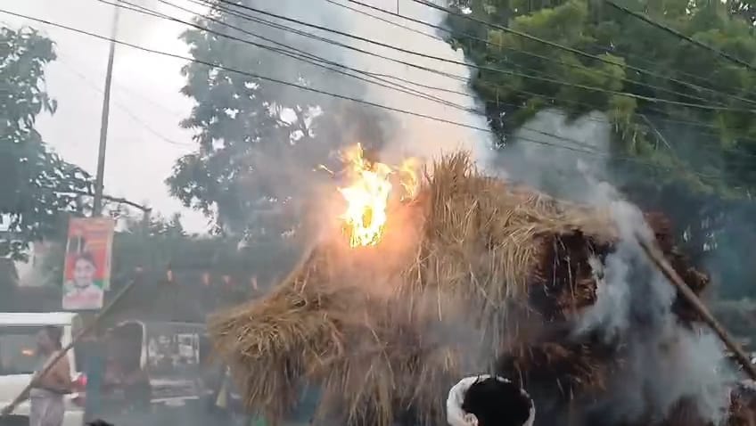 A short circuit caused a fire in a tractor trolley loaded with straw.