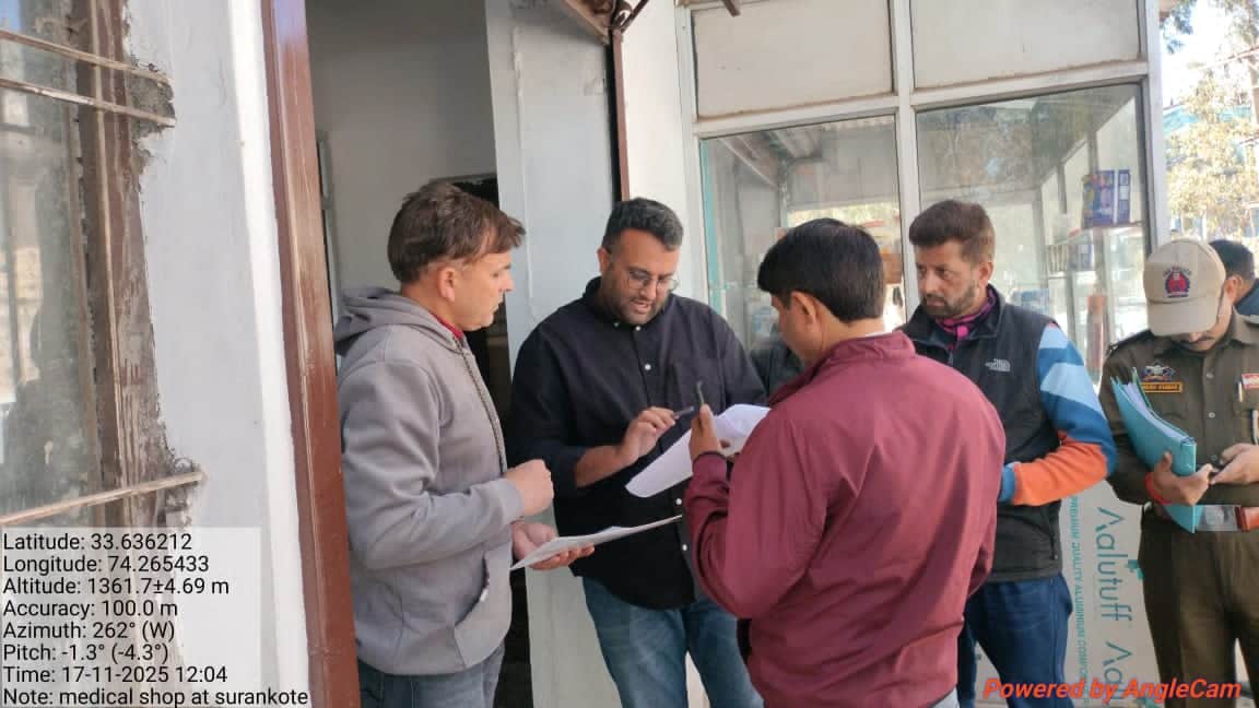 पुंछ जिले के सुरनकोट में अनाधिकृत प्रयोगशालाओं की जांच करते अधिकारी