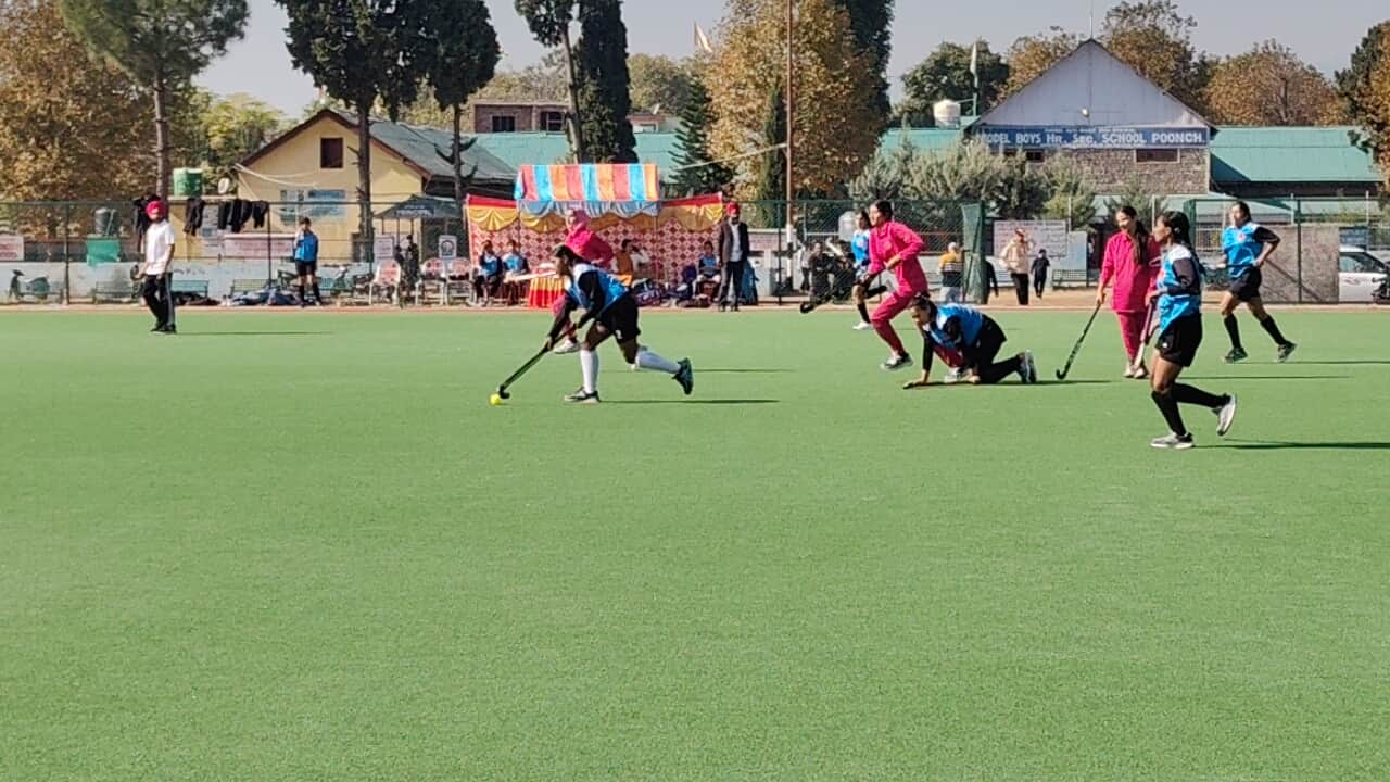 पुंछ में लड़कियों के अंतर डवीजन हाकी मुकाबलों के उदघाटन के उरांत अंतर 17 वर्ष आयू वर्ग में जीत 