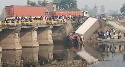Muzaffarpur Bihar news : container went out of control and fell into the river driver survived