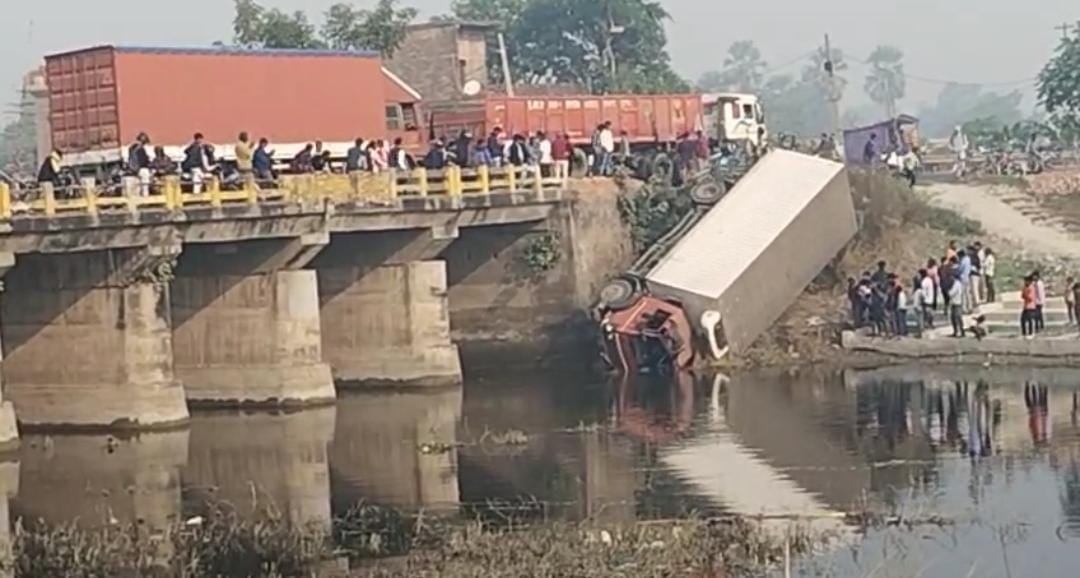 Muzaffarpur Bihar news : container went out of control and fell into the river driver survived