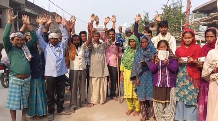Bettiah bihar news Strong protest by villagers against PDS shopkeeper today news in hindi