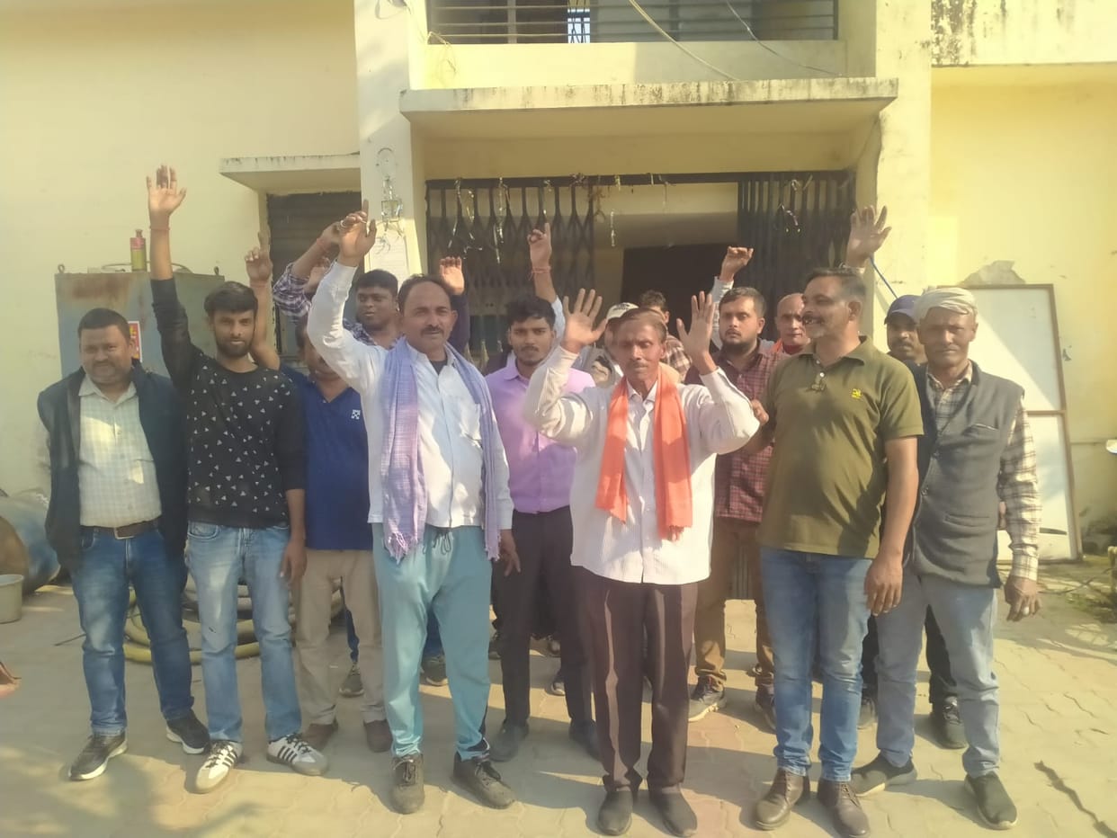 Contract electricity workers protest against salary cuts