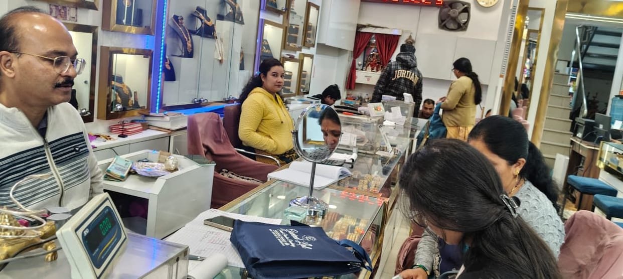 Jewellery business picks up pace during wedding season