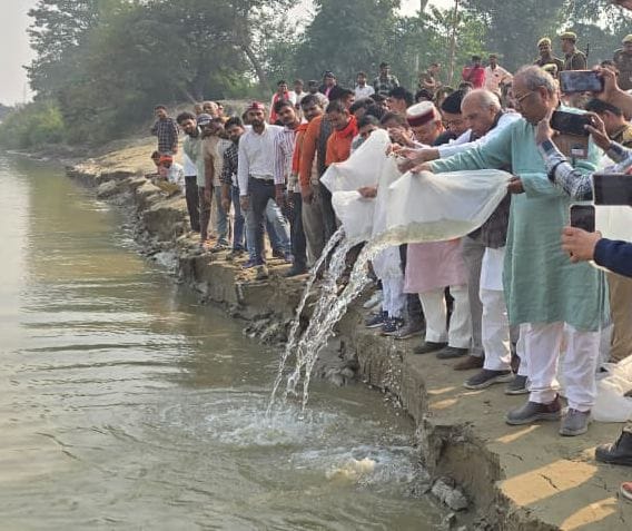 Siddharthnagar News : One lakh children of Rohu, Katala and Nain fish slaughtered in Rapti