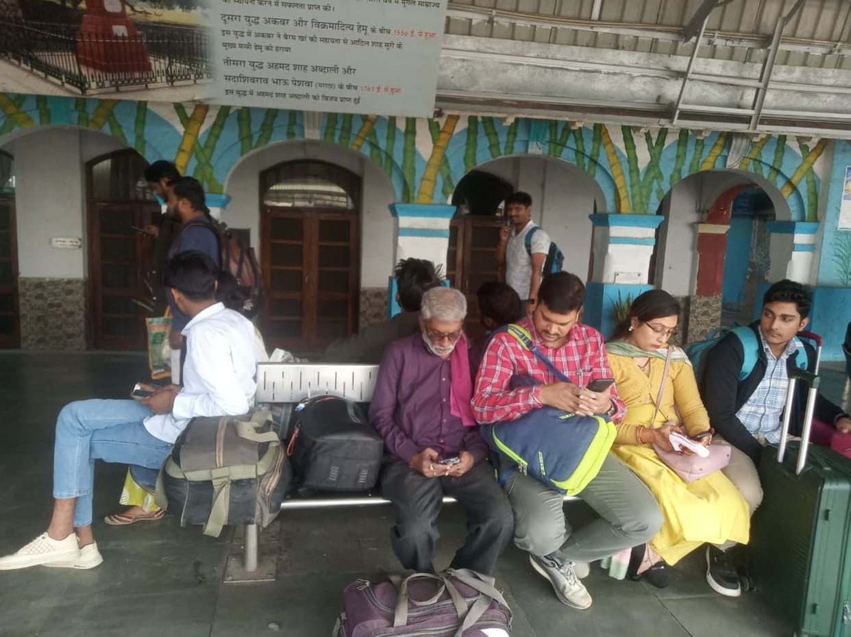 Malwa Superfast Express is three and a quarter hours late, passengers are upset due to waiting