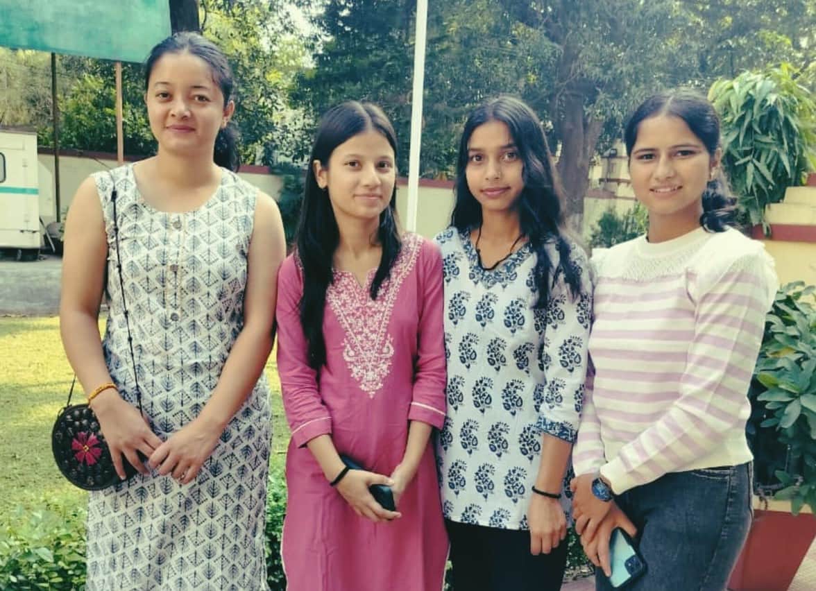 शैक्षिक भ्रमण से वापस लौटीं जयहरीखाल स्थित भक्त दर्शन राजकीय पीजी कॉलेज की छात्राएं। स्रोत: क