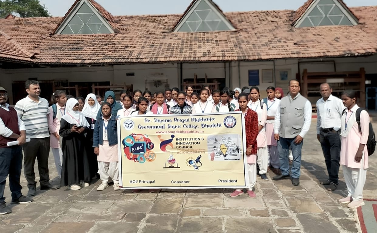 Student group of Government College reached IICT on educational tour