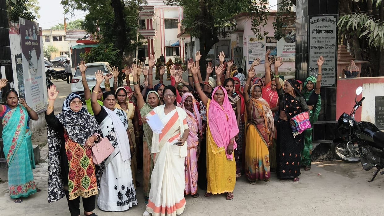 Women raised slogans in the police station