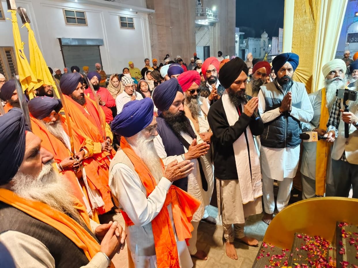 As soon as the Martyrdom Yatra reached the district border, the Sadh Sangat welcomed it.