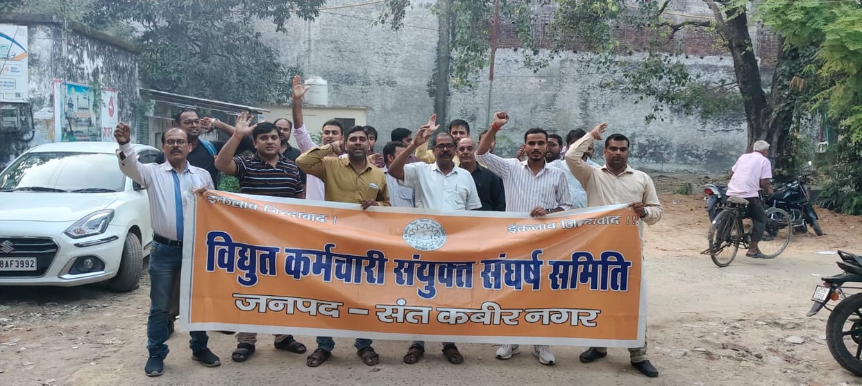Electricity workers staged a sit-in at the Superintending Engineer's office.