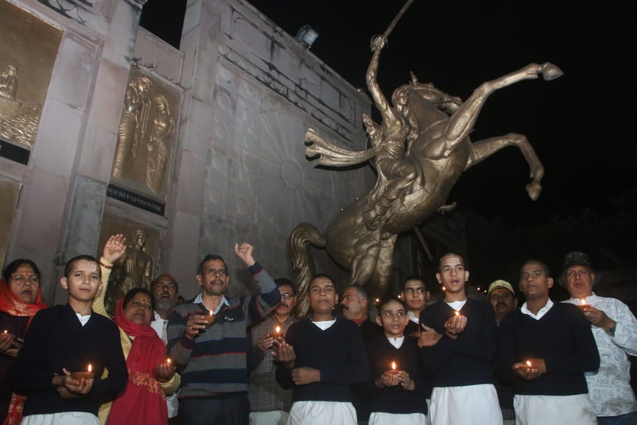 Donated lamps in memory of Rani Lakshmibai, praised with Vedic mantras