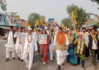  भादर कस्बे में निकली यात्रा में शामिल आम आदमी पार्टी के सांसद संजय सिंह और अन्य। स्त्रोत : सं