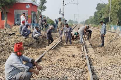 Englishchaanda-pattee krosing par 10.30 ghante ka mega blok, dinabhar joojhe log   Mega block of 10.30 hours at Chanda Patti crossing, people struggled throughout the day