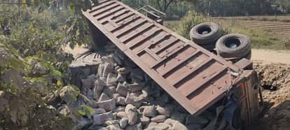 Truck overturned again in Kotla Khurd on Una-Dhamandri road