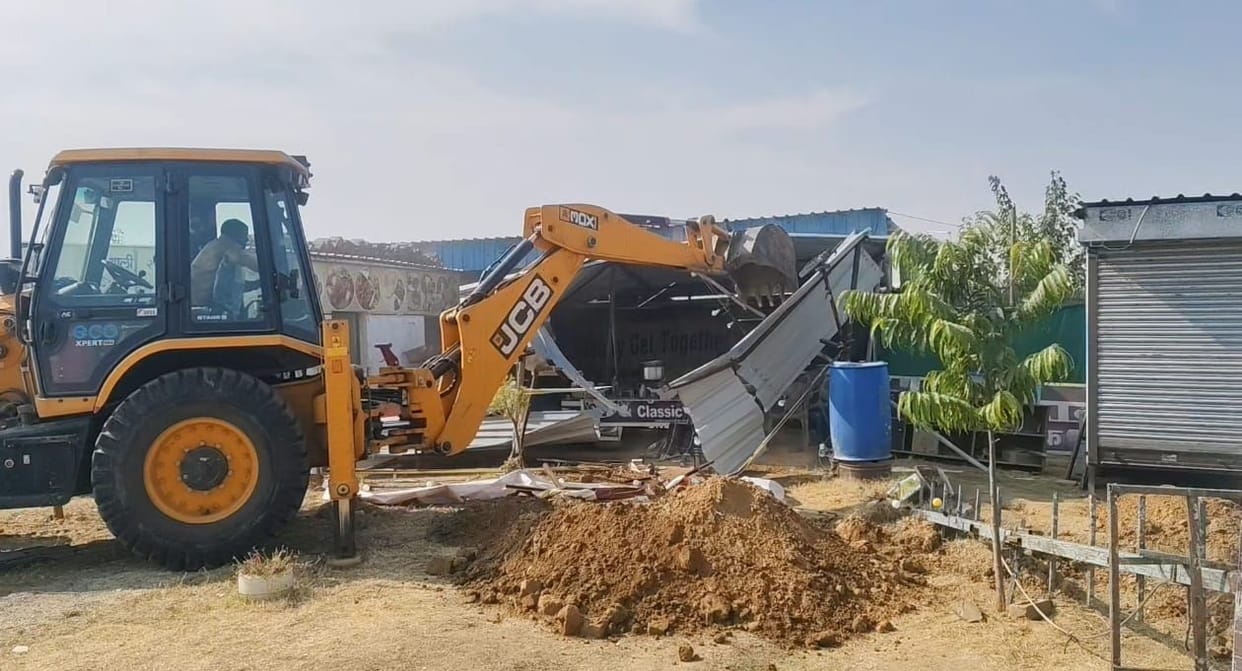 Illegal kiosks at toll plaza collapse, affecting 50 families