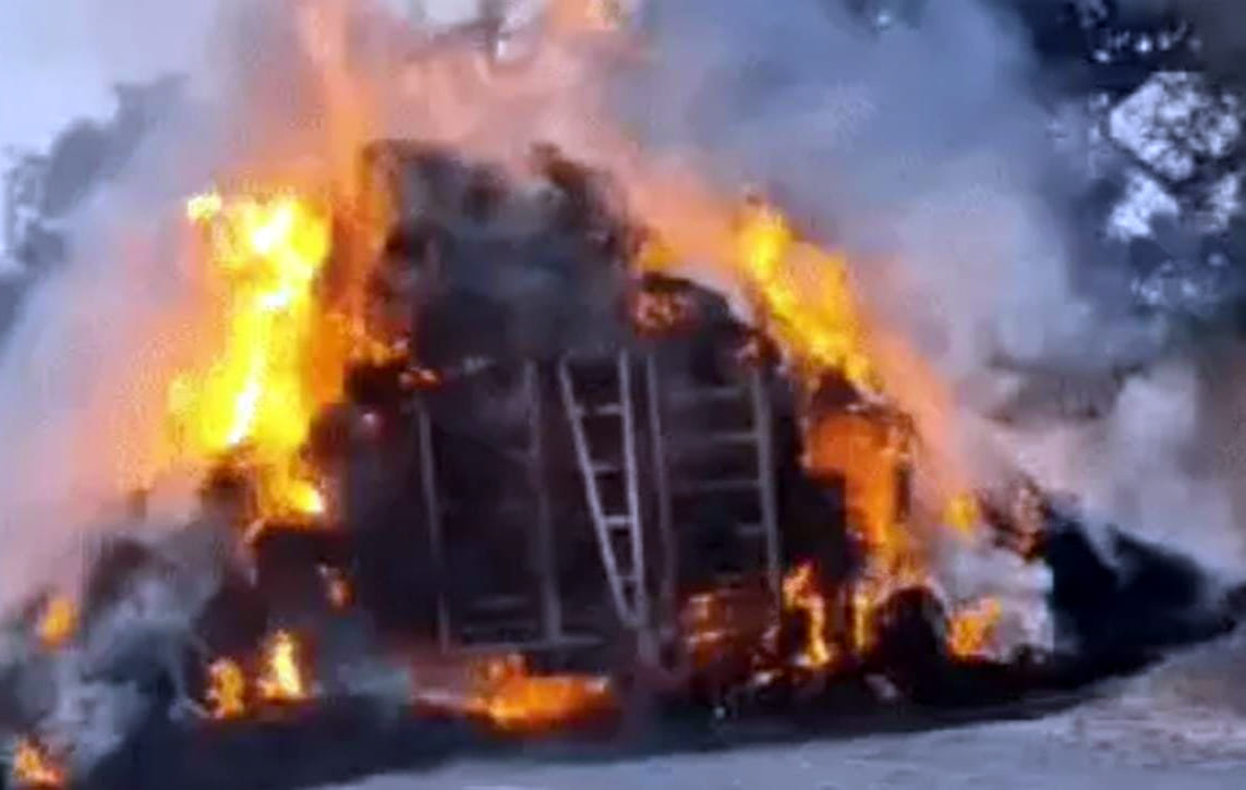 A trolley full of stubble caught fire in Shahzadpur.