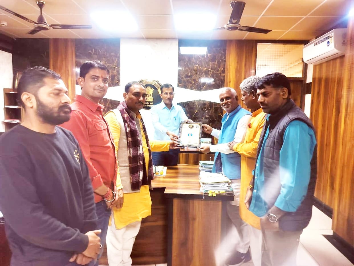 Deshpal Yadav of Tijara received the Atal Bihari Vajpayee Award