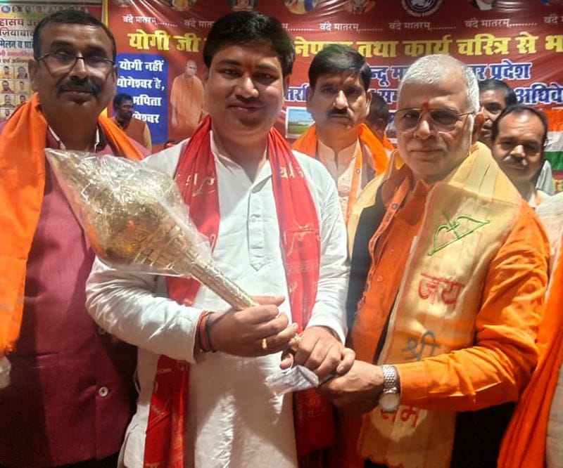 Deepak of Mahoba received the Hindu Ratna Award