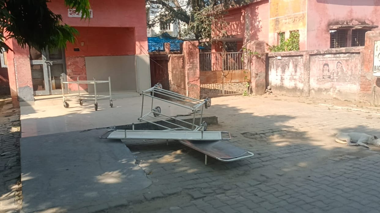 Stretchers are lying here and there in the hospital, attendants are wandering around