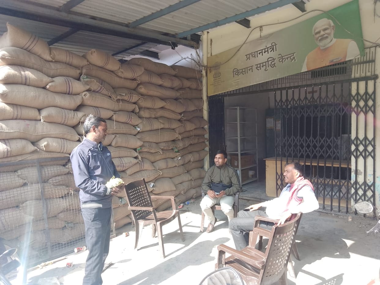 Distribution of fertilizers disrupted due to non-availability of fertilizers, farmers are worried.