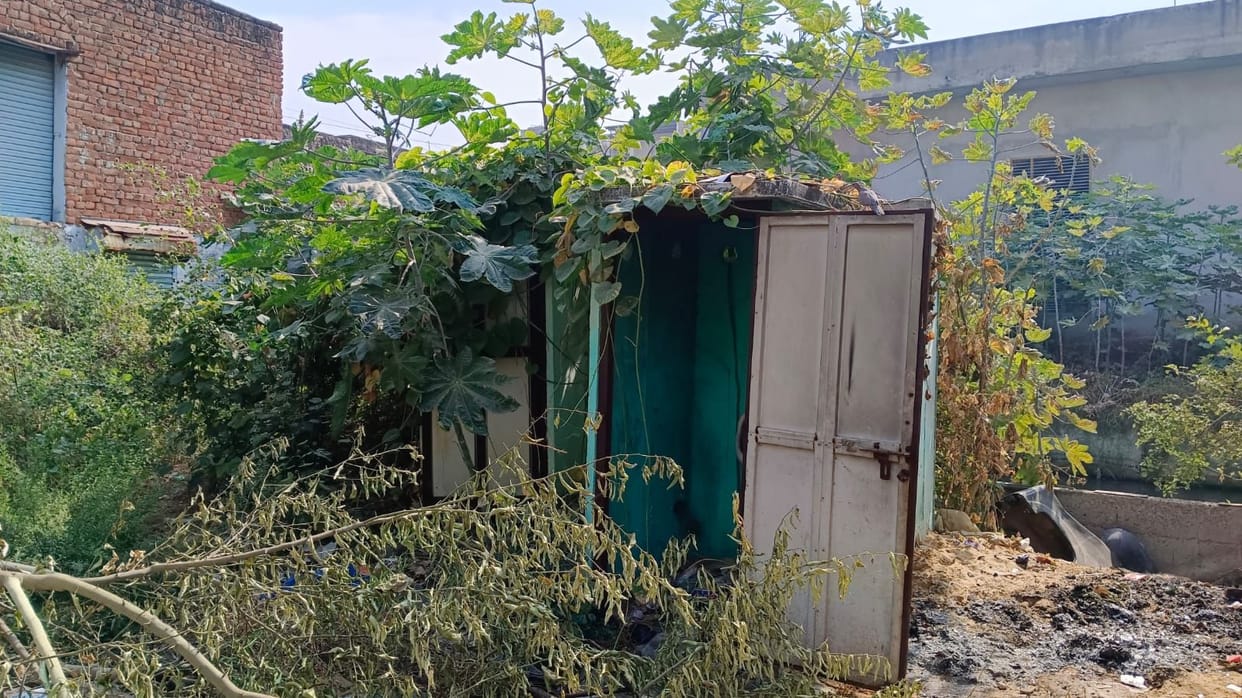 The public is troubled by the lack of toilets in the main markets of the city.