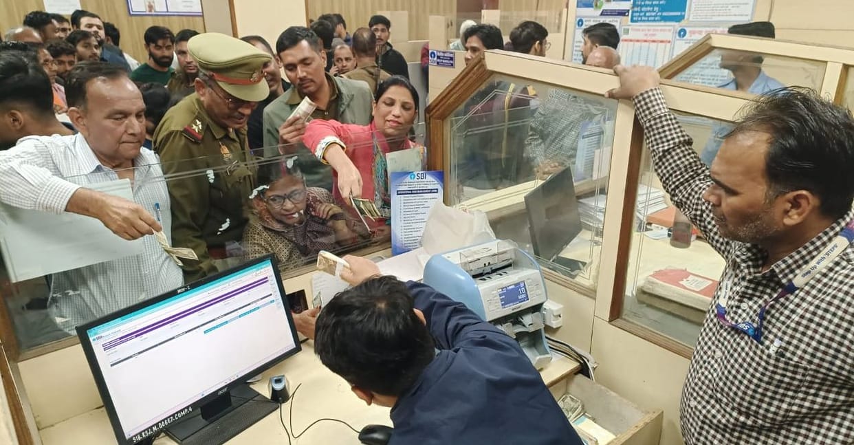 SBI organised a fair to distribute new currency.