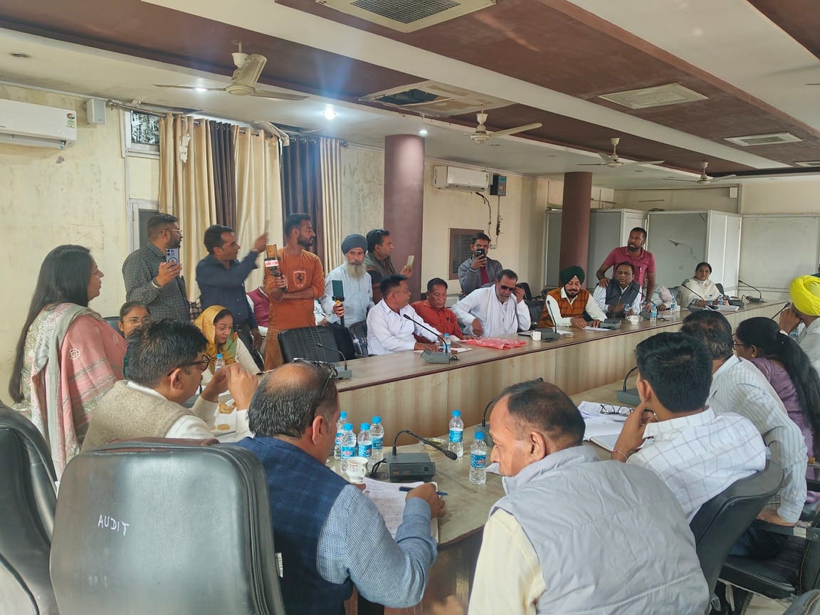 The house meeting was chaotic... Councilors said - work is not being done, Deputy Head said - the government is ours, officials are unrestrained.