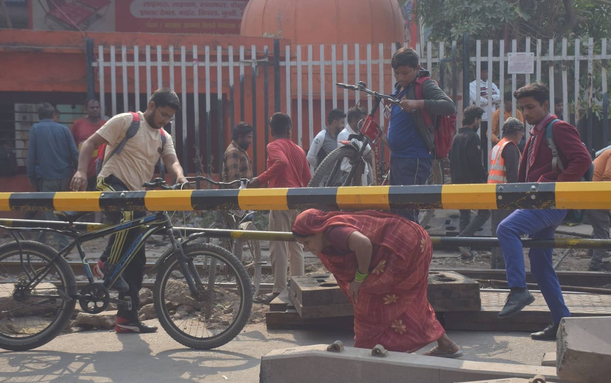 The closure of the Barah Khambha railway gate caused traffic jams, causing inconvenience to residents.