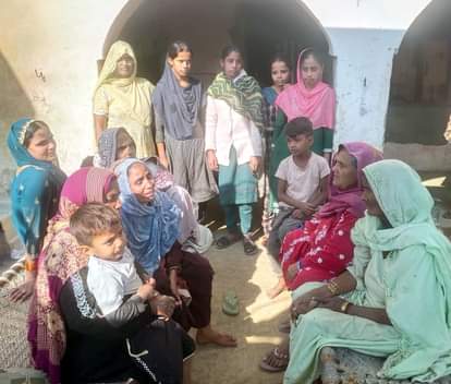 The criminals looted the family by holding them hostage at gunpoint and beat them when they resisted.