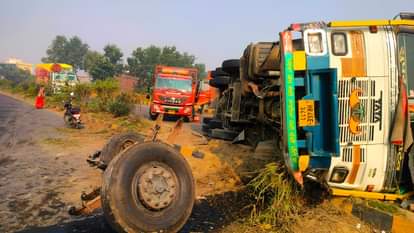 Two trucks overturned on the highway, one lane was closed for two hours.