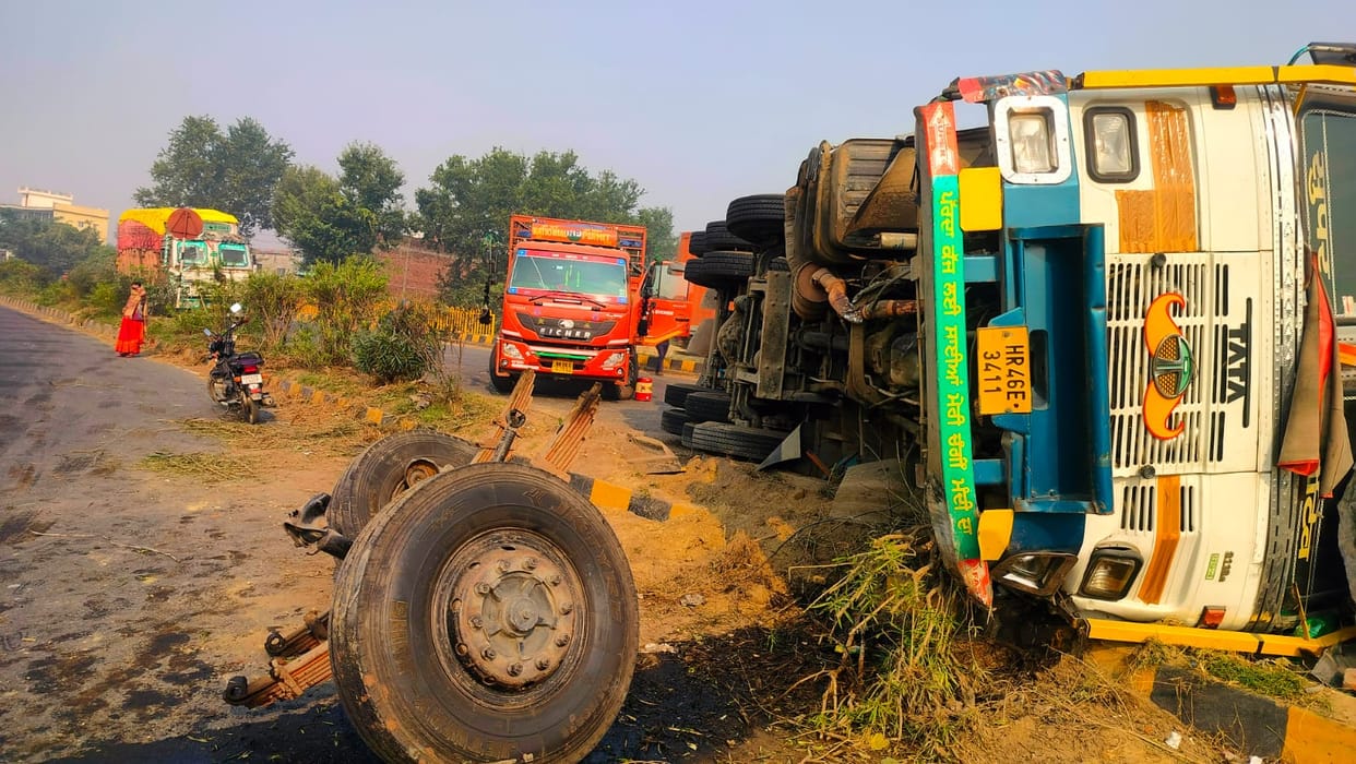Two trucks overturned on the highway, one lane was closed for two hours.