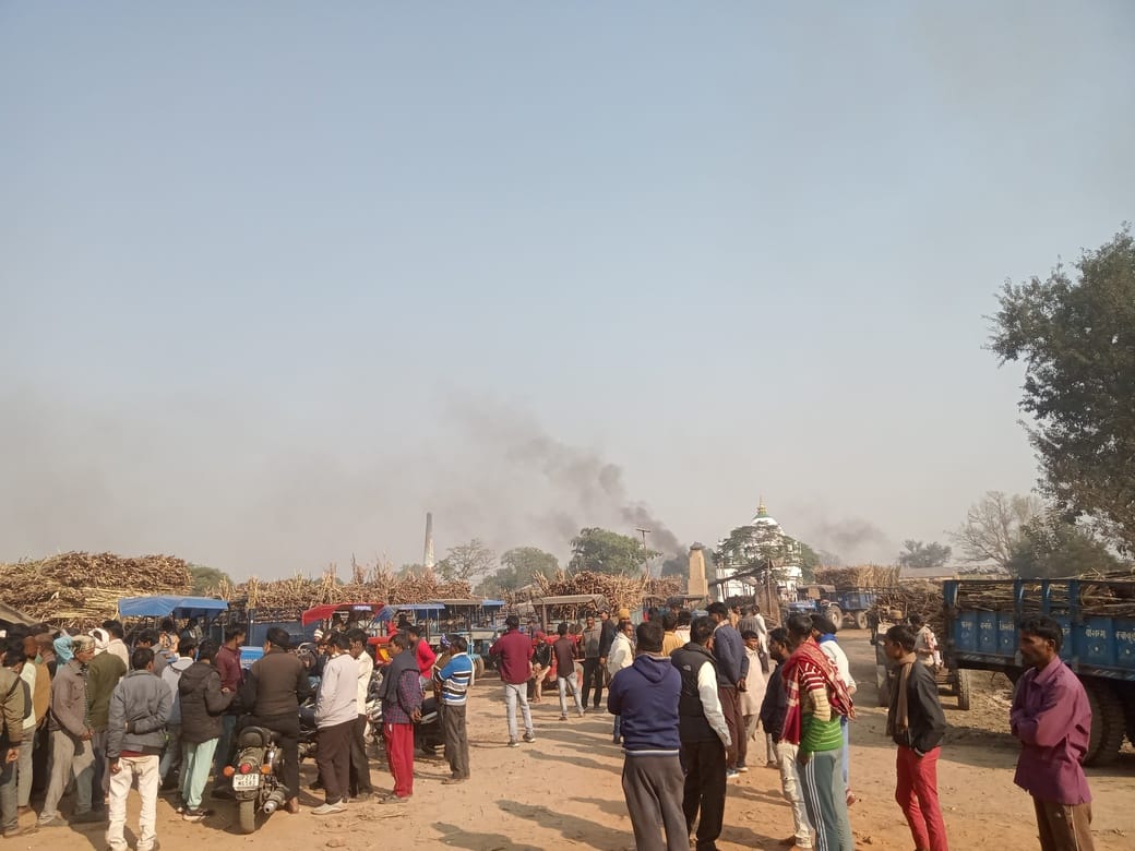 Farmers got angry when crusher operators refused to buy sugarcane and blocked the roads.
