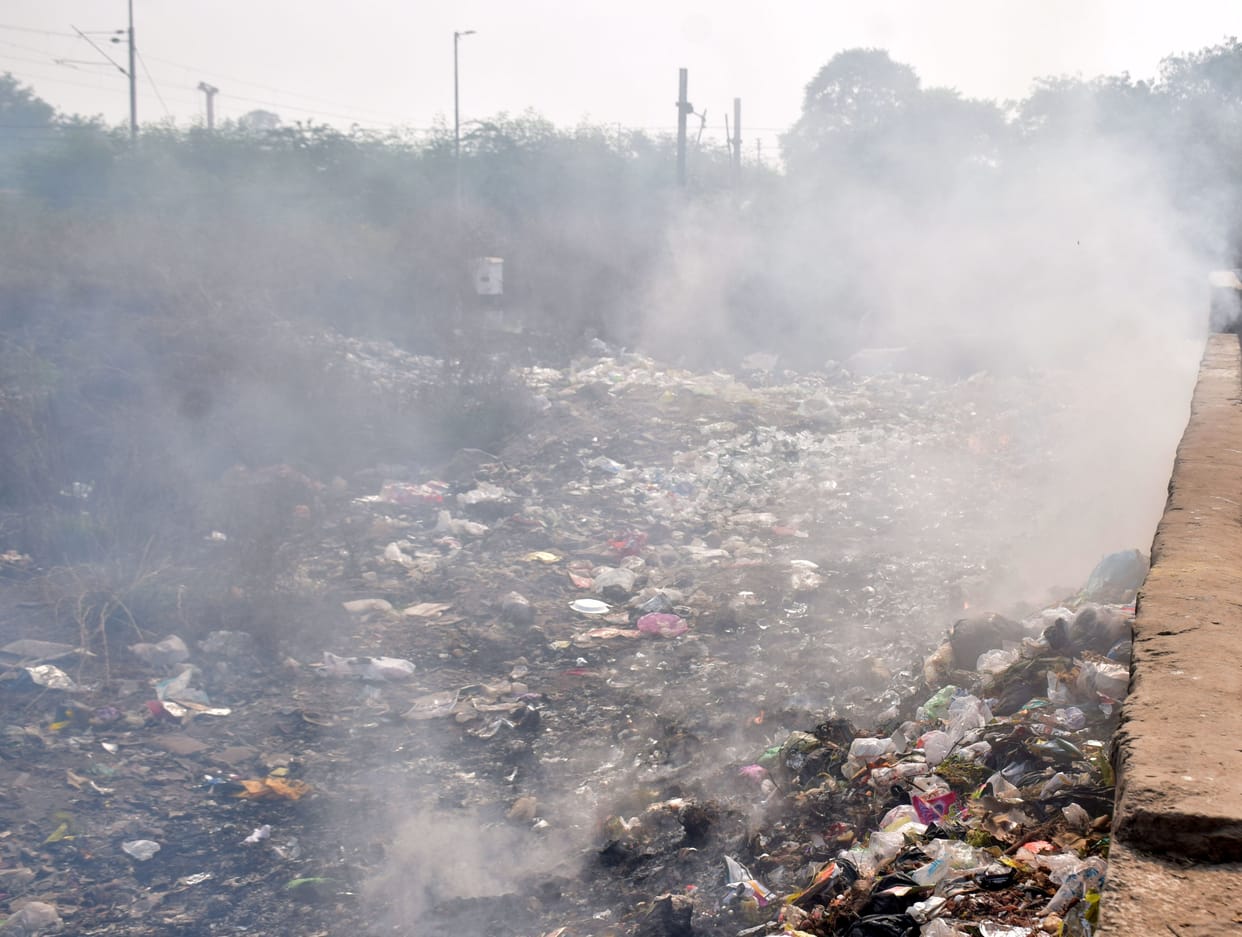 Garbage from the house was burnt, the corporation collected a fine of 25 thousand rupees.
