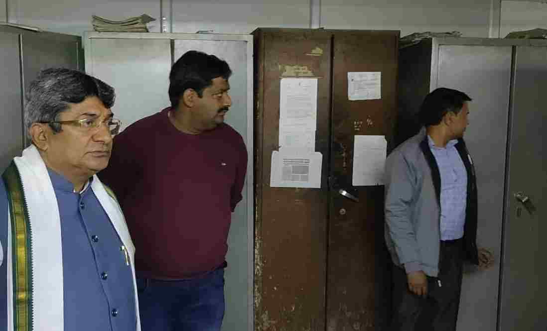 The mayor inspected the birth and death department, and employees said the portal glitch was affecting work.