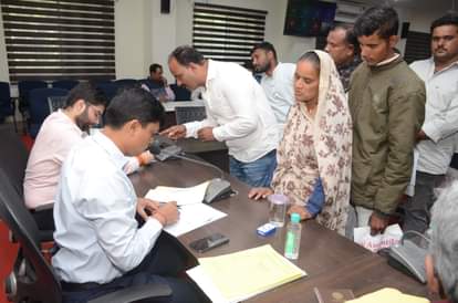 A helpless elderly man reached Ujjain in search of justice wife in a wheelchair officials