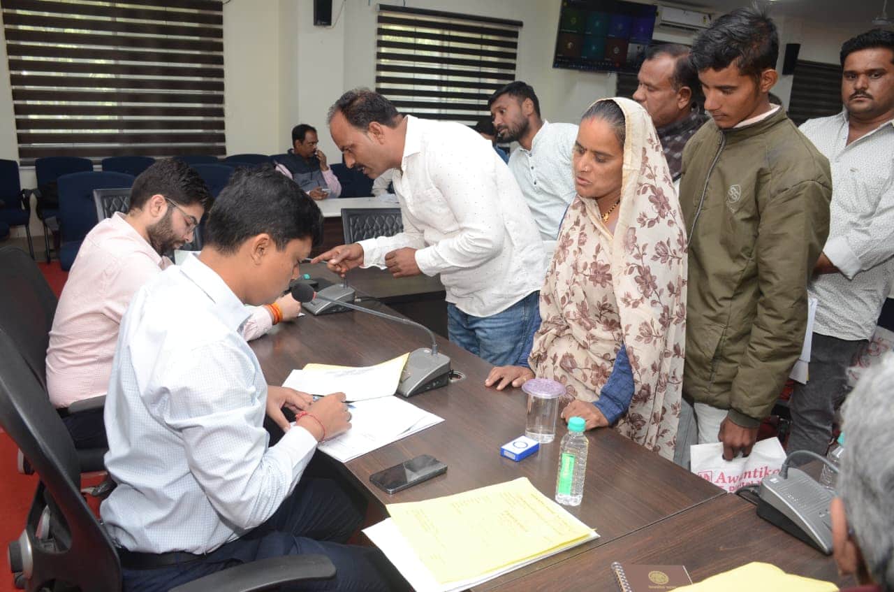 जनसुनवाई सुनते हुए कलेक्टर