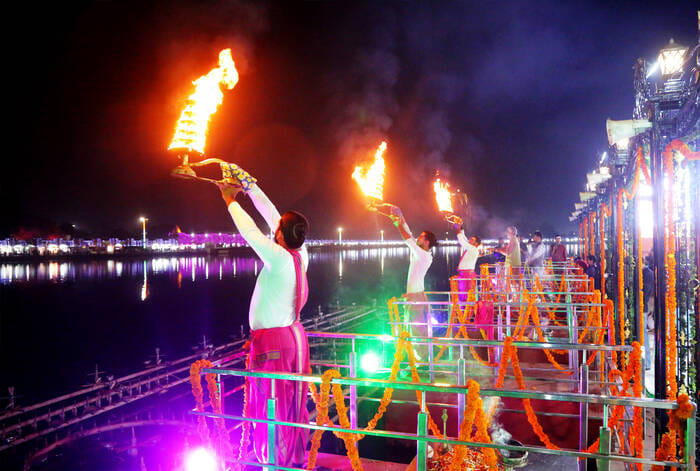 Representatives of social and religious organizations performed the evening Maha Aarti.