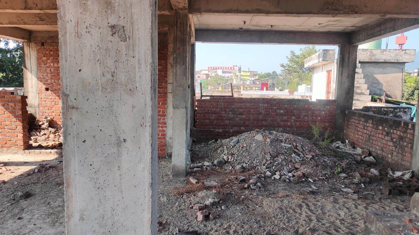 कोटद्वार के गाड़ीघाट में अधर लटका नगर निगम का रैन बसेरा। संवाद