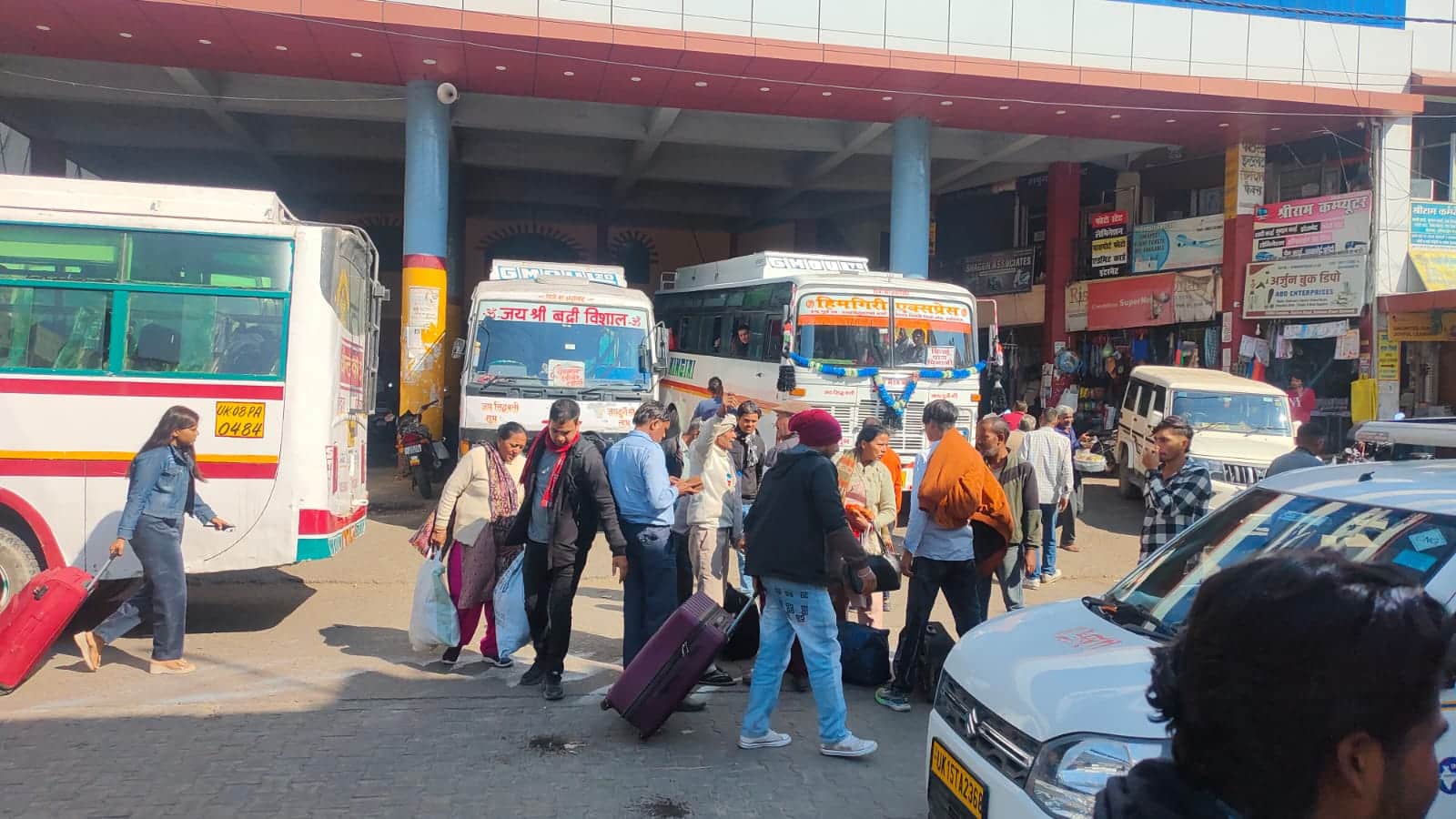 कोटद्वार में पहाड़ के ब्रांच रूटों की बसों का इंतजार करती सवारियां। संवाद