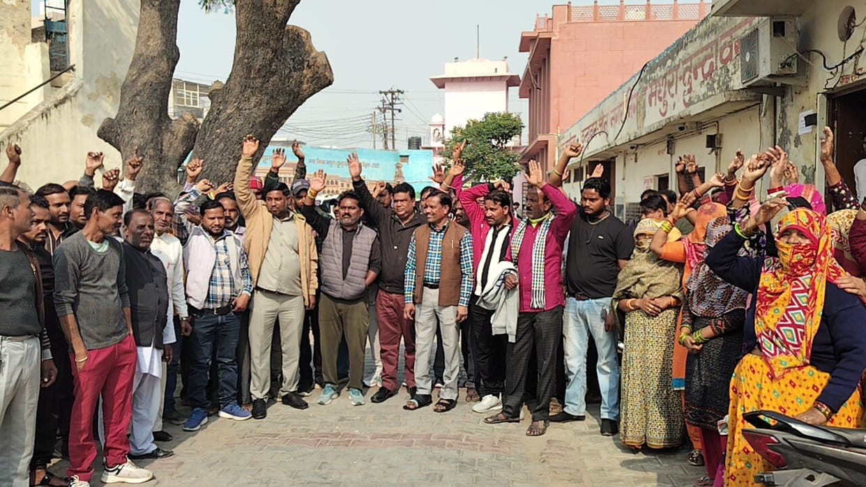 Sanitation workers protested at the municipal office.