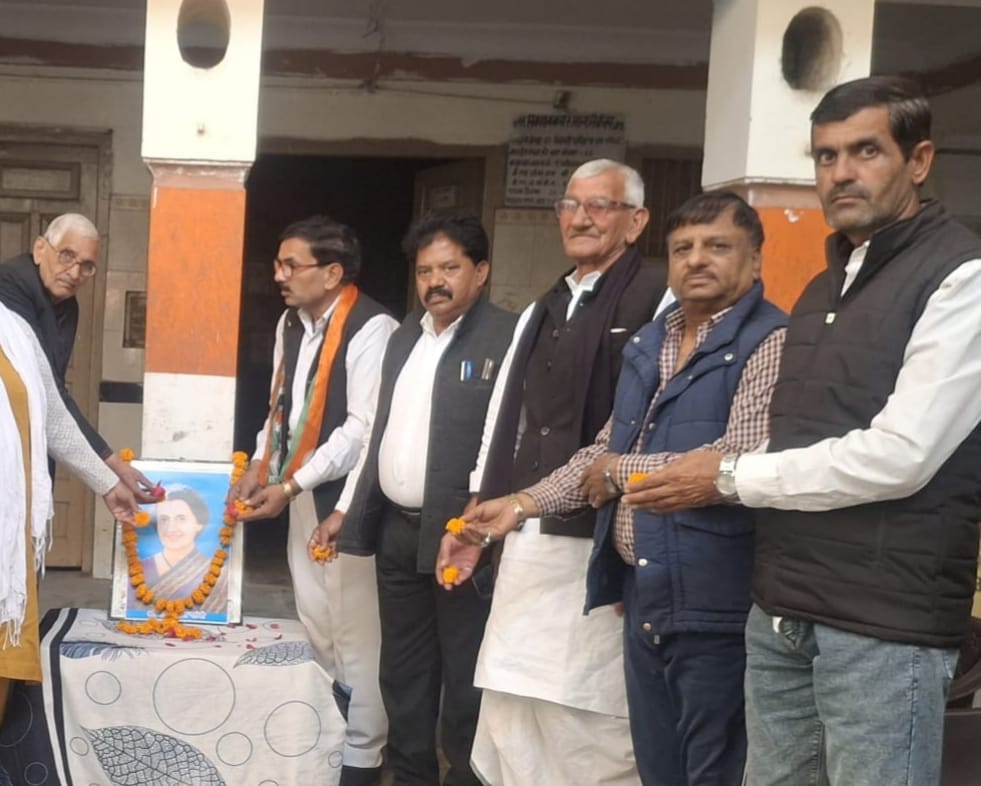 Congress workers celebrated Indira Gandhi's birthday.
