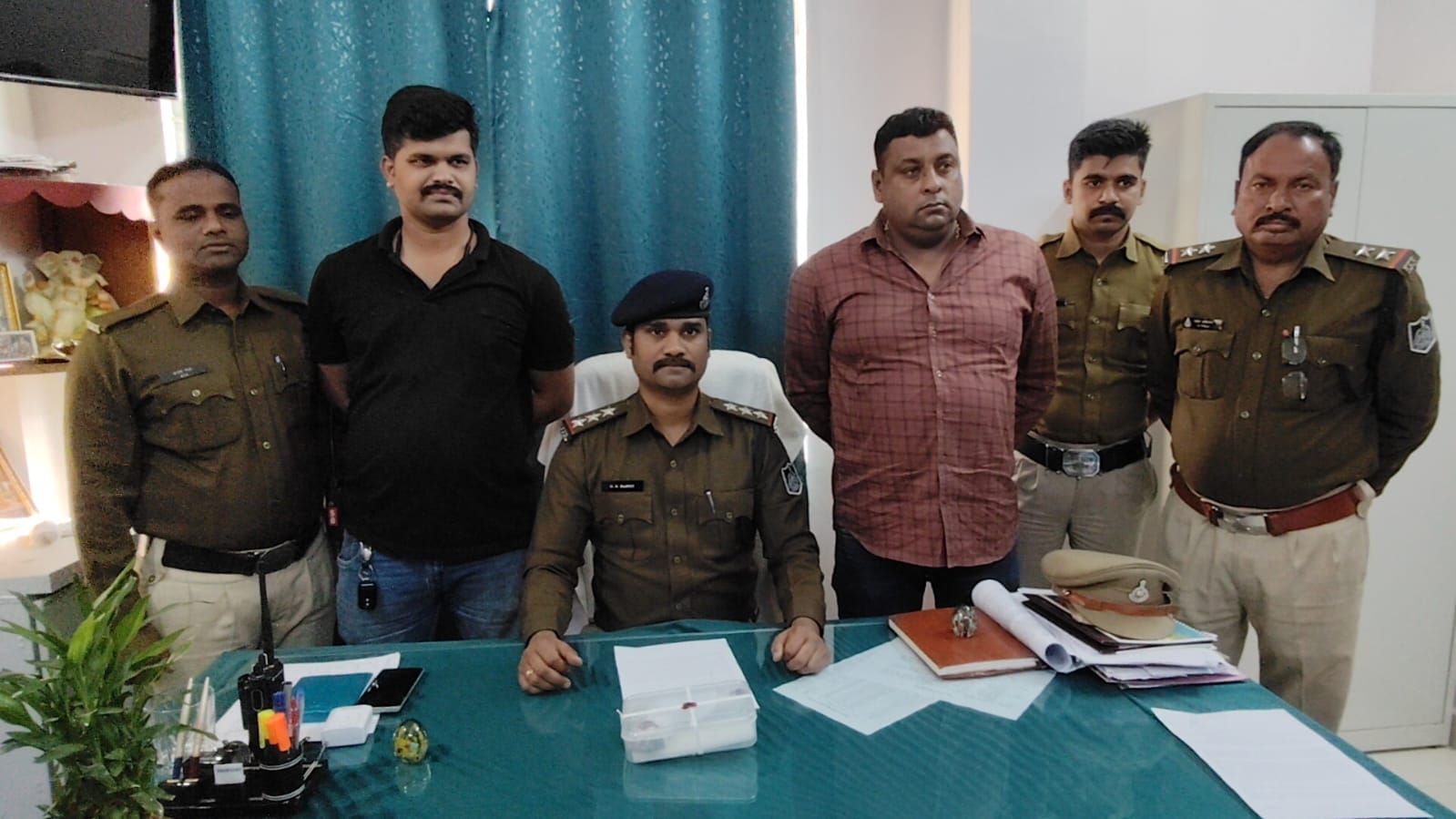 प्रेस कॉन्फ्रेंस करती पुलिस।
