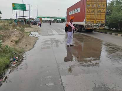 Five thousand liters of water is being wasted every day near Hauztol Plaza.