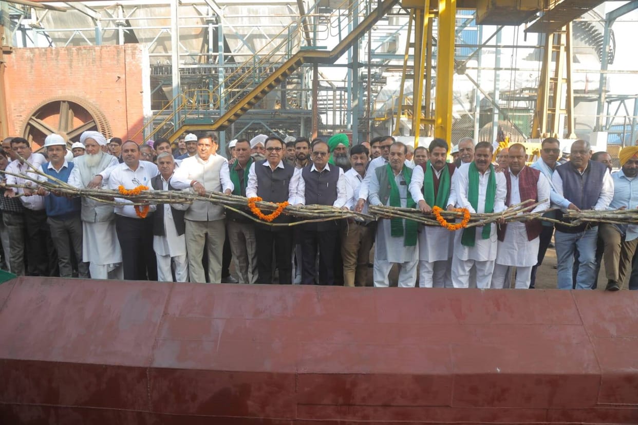 Sugarcane crushing begins at Saraswati Sugar Mill, target set at 125 lakh quintals