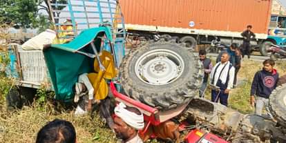 Tractor-trolley lost control and overturned into a ditch, driver died.