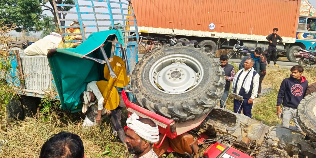 Tractor-trolley lost control and overturned into a ditch, driver died.