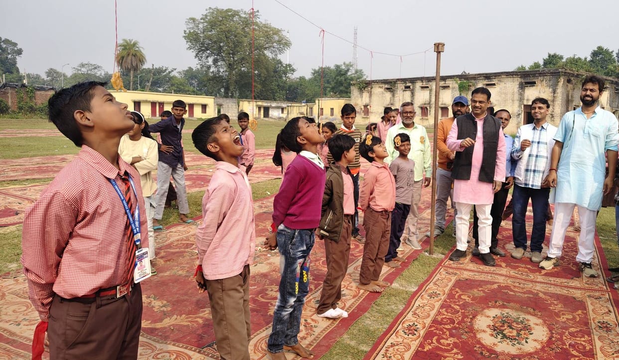 Siddharthnagar News : Anshika and Vicky win bet in Jalebi jump